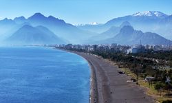 Dağlarında kar, sahillerinde bahar hakim olan Antalya'da deniz keyfi