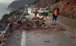 Kaş-Fethiye kara yolunda heyelan ulaşımı aksattı