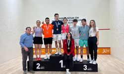 Muratpaşa Belediyesi squash takımı sporcuları İstanbul'dan başarılarla döndü