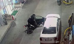 Otomobilin açılan kapısına çarpan motosiklet sürücüsü yaralandı