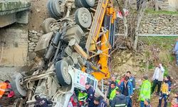 Adana'da köprüden ırmağa devrilen vinçteki 2 kişi yaralandı