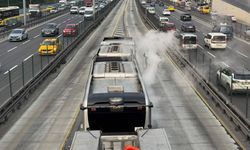 Arka kısmından duman çıkan metrobüs tahliye edildi