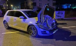 Sakarya’da trafik kazası: Otomobilin kapısı çarpıştığı aracın farında asılı kaldı