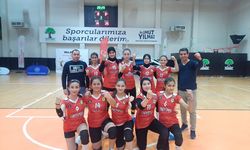 5 Nisan Ortaokulu Kız Voleybol Takımı Türkiye Yarı Finalinde