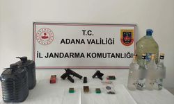 Adana'da bir evde 21 litre sahte içki ve ruhsatsız 2 tabanca ele geçirildi