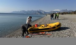 Antalya'da denizde sürüklenen lastik bottaki 3 kişi kurtarıldı