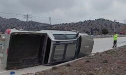 Burdur'da hafif ticari araçla kamyonetin çarpıştığı kazada 3 kişi yaralandı