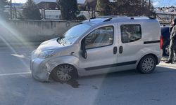 Burdur'da sürücüsü kalp krizi geçiren hafif ticari araç 3 otomobile çarptı