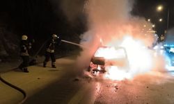 Mersin'de seyir halindeki otomobil yandı