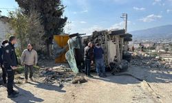 Antakya’da devrilen hafriyat kamyonunun sürücüsü yaralandı