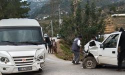 Antalya’da öğrenci servisi ile kamyonet çarpıştı: 21’i öğrenci 24 yaralı