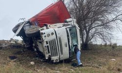 Osmaniye’de kamyon şarampole yuvarlandı, sürücü hafif yaralandı