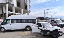 Servisle, 2 otomobilin çarpıştığı kazada 5 kişi yaralandı