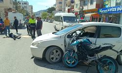 Adana'da motosiklet ile otomobilin çarpışması sonucu 2 kişi yaralandı