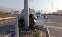 Aydınlatma direğine çarpan suv hurdaya döndü: 2 yaralı