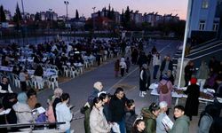 Öğrenci velileri okul bahçesinde düzenlenen iftarda buluştu