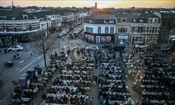 Hollanda'da "Cami Meydanı"nda düzenlenen sokak iftarına yaklaşık 1600 kişi katıldı