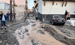 Su Borusu Patladı, İş Yerleri Ve Araçlar Zarar Gördü