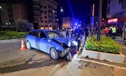 Antalya'da iki otomobilin çarpıştığı kazada 4 kişi yaralandı