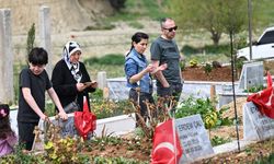 Depremlerden etkilenen Hatay, Adana ve Osmaniye'de mezarlıklara hüzünlü ziyaret
