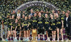 ING Kadınlar Basketbol Süper Ligi'nde şampiyon olan Fenerbahçe Opet kupasını aldı