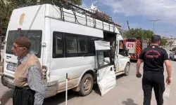 Köy Minibüsüyle Otomobil Çarpıştı: 6 Yaralı