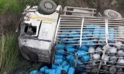 Tüp Yüklü Tır Otomobili Sürükleyip Devrildi