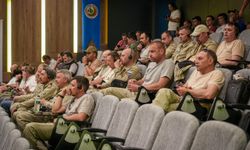Adana'da orman yangınlarında görev alan pilotlar ve mürettebata eğitim verildi