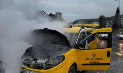 Alanya'da seyir halindeki taksi alev aldı