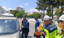 Anamur'da trafik uygulamasında sürücülere muz ve çilek ikram edildi