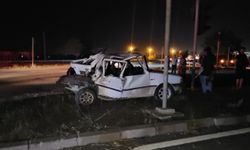 Antalya'da kamyon ile otomobilin çarpıştığı kazada 3 kişi yaralandı