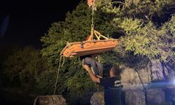 Antalya'da köprüden düşerek yaralanan kişi, itfaiye ekiplerince kurtarıldı