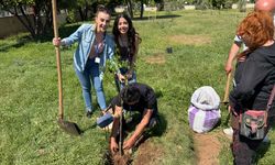 Antalya'da öğrenciler "Sevgi Kök Salsın" projesiyle otizme dikkat çekti