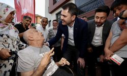 Bakan Kurum, Kahramanmaraş'ta yeni evlerine kavuşan depremzede aileye misafir oldu