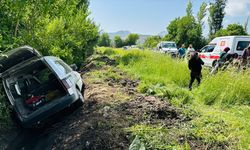 Burdur'da şarampole devrilen hafif ticari araçtaki 2 kişi yaralandı