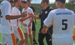 Emre Belözoğlu öğrencilerle futbol oynadı