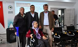 Gülnar'da engelli bireylere akülü tekerlekli sandalye hediye edildi