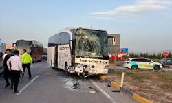 Isparta'da yolcu otobüsü ile tur otobüsünün çarpıştığı kazada 28 kişi yaralandı
