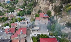 Hatay'da apartmanda çıkan yangında 2 kişi dumandan etkilendi