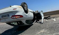 Hatay'da devrilen otomobildeki 2 kişi yaralandı