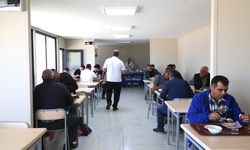 Hatay'da prefabrik çarşıdaki lokantada depremzedelere uygun fiyatlı yemek sunuluyor