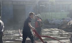 Isparta'da bir oyuncak deposu çıkan yangında hasar gördü