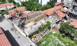 Isparta'da yangında zarar gören ev belediye ekiplerince onarılıyor
