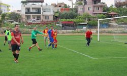 Karaisalı'da ilçe protokolü futbol maçı yaptı