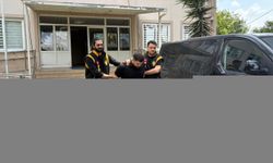 Kıraathane önünde oturan kişinin dolmuştan açılan ateş sonucu yaralanması kamerada