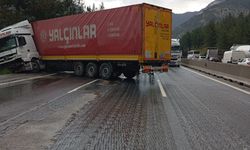 Mersin'de bariyerlere çarparak makaslama yapan tır ulaşımı aksattı