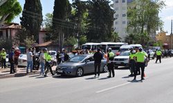 Mersin'de trafik uygulamasında sürücülere yoğurt ve çilek ikram edildi