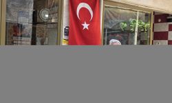 Pozantı'nın düşman işgalinden kurtuluşunun yıl dönümü öncesi iş yerlerine bayrak asıldı