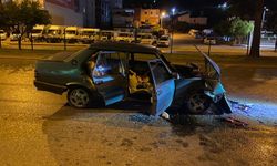 Serik'te otomobili ile tırın çarpıştığı kazada 2 kişi yaralandı