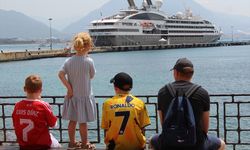 Yolcu gemisi "L'austral" Alanya Limanı'na demirledi
